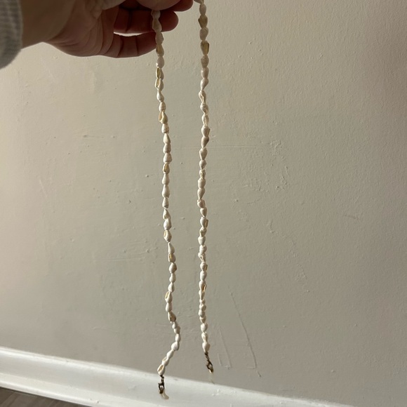 White Shell sunglasses holder - Picture 2 of 2